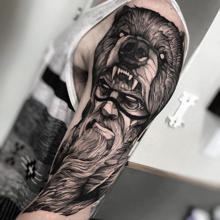 Viking tatuering berserk björn krigare överarm halvärm man