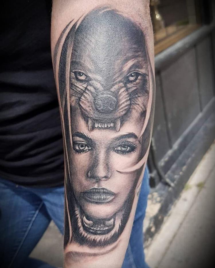 Viking wolf tattoo kvinna Walkyre på underarmen