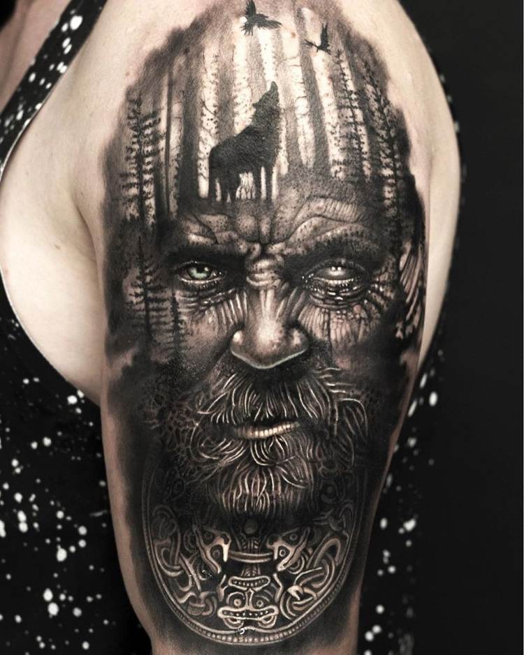 3D -tatuering på överarmen Odin viking gud varg i skogen och två korpar