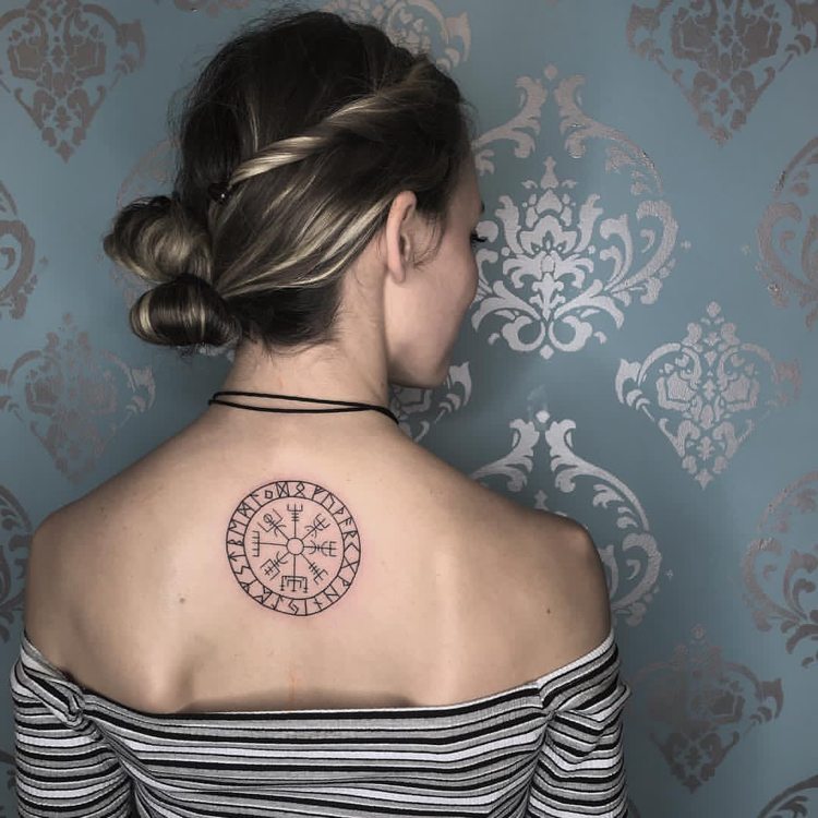 Viking tatuering kvinnor runkompass på ryggen