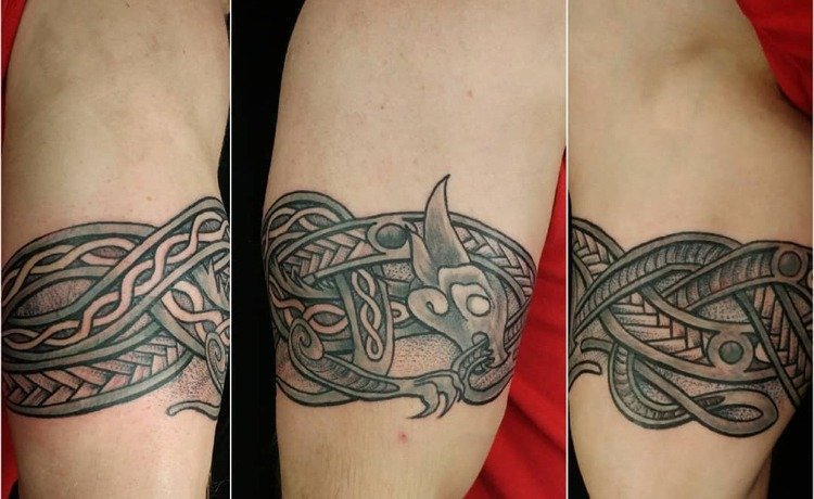 Viking bangle tatuering med draken överarm man