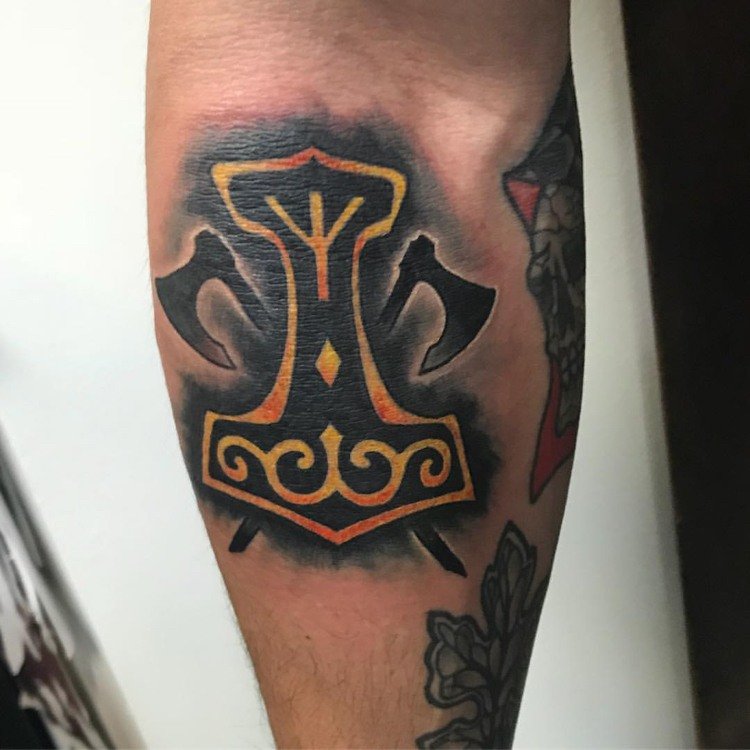 Viking yxa tatuering i kombination med Thors hammare och runa