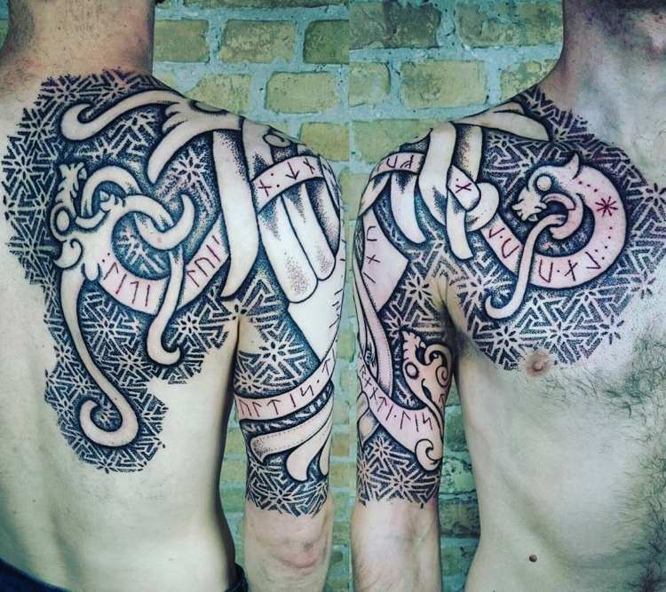 Viking drake tatuering runor bröst axel överarm geometrisk
