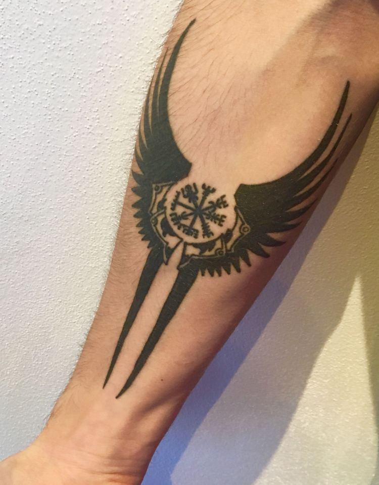 Viking tatuering på underarmen Walkyre vinge kompass