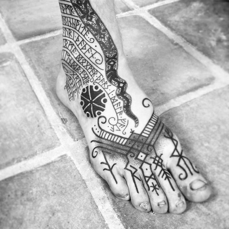 Viking tatuering runor till fots man