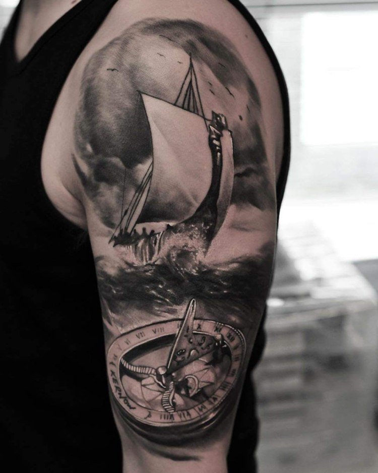 Tatuering överarm Vikingafartyg havskompass