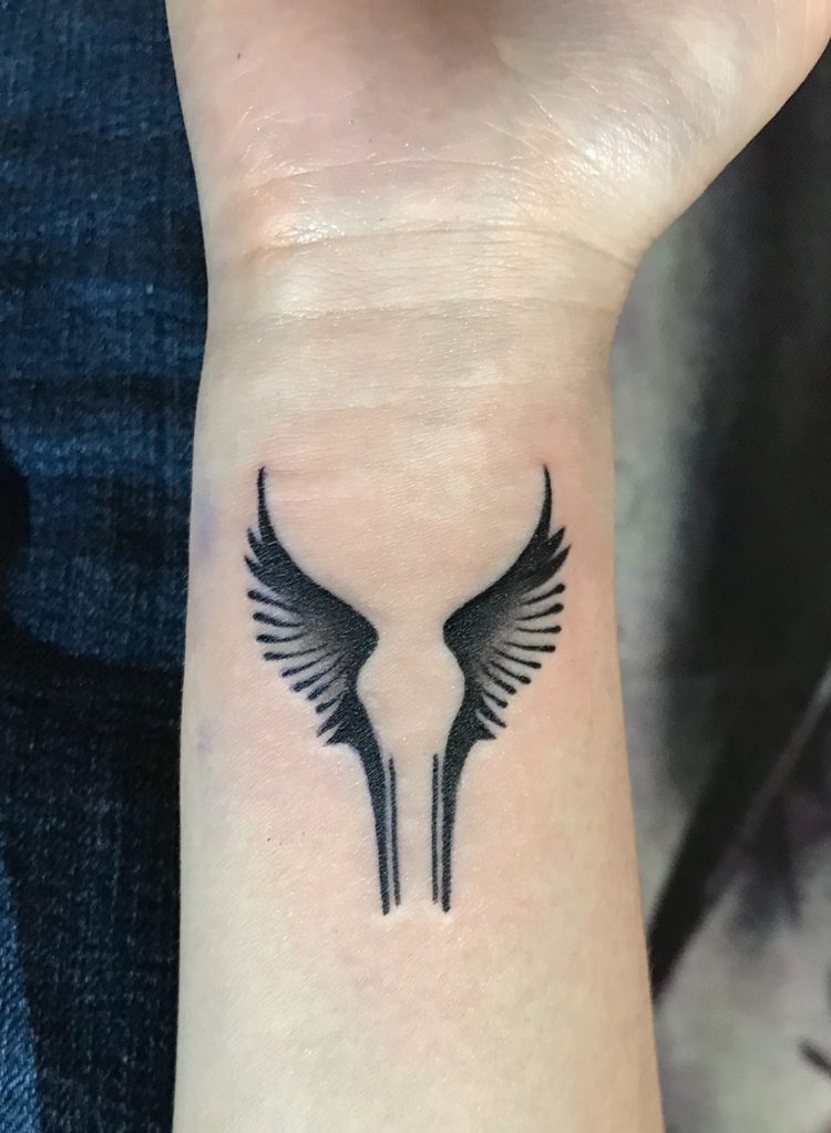 Viking tatuering liten på handleden vinge kvinna