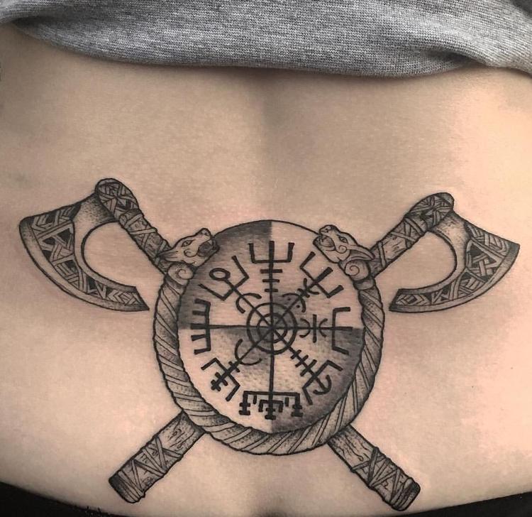 Viking yxa tatuering i kombination med runkompass och drake