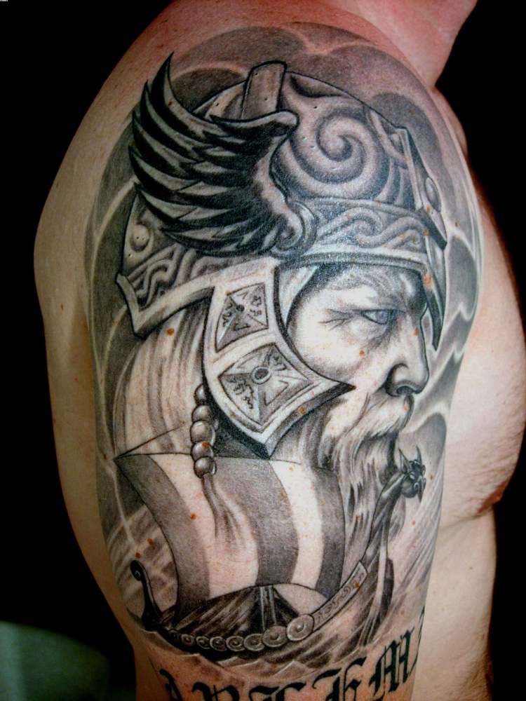 Viking warrior tatuering och vikingaskepp drakbåt överarmstatuering