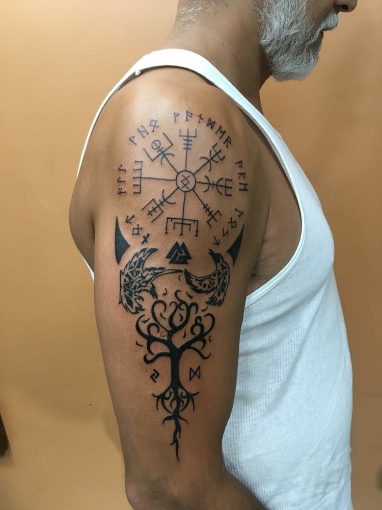 Viking tatuering på överarmen kompass runor livets träd symboler