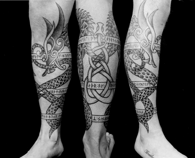 Viking drake tatuering fot runor kalv man