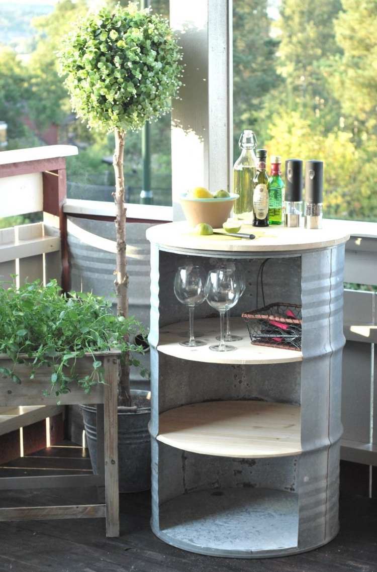 lägenhet-idéer-självgjorda-sidobord-hyllor-balkong