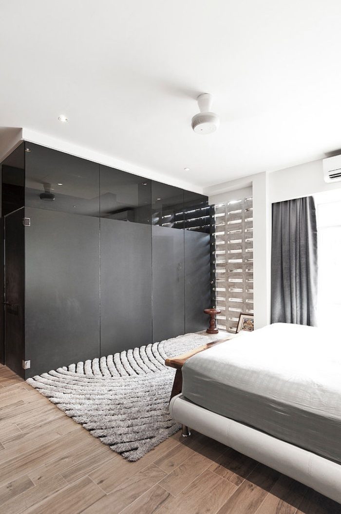 minimalistisk-interiör-design-sovrum-integrerad-badrum-design-matta-grå