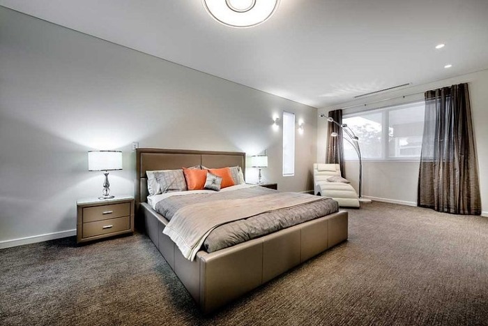 rymliga-sovrum-möbler-design-stoppade säng-mjuka-bord-lampor-diffus-ljus