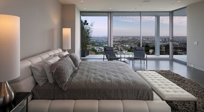 modern-lägenhet-panoramautsikt-sovrum-stoppad säng-vit-matta-shaggy