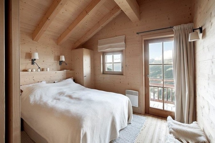 massivt trä-sovrum-design-lösning-chalet-stil-ljus-trä-vit-sängkläder-ljus-rum