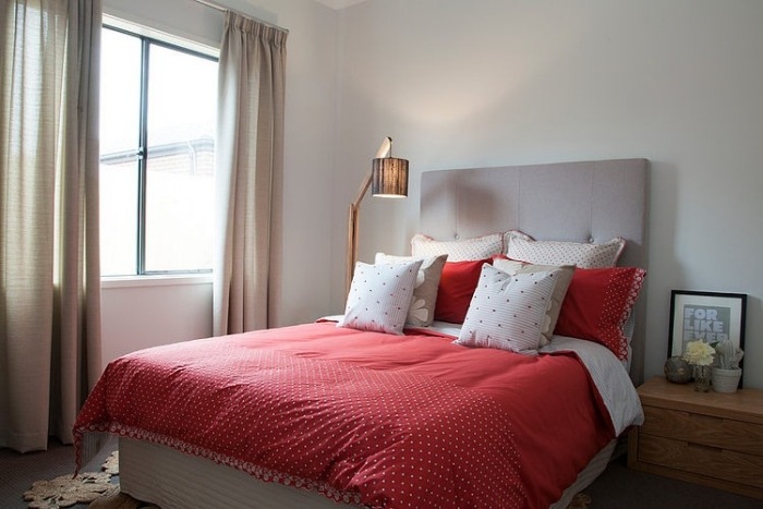 stoppad säng-mysig-täcke-vit-röd-dab-trä-sängbord-rustik