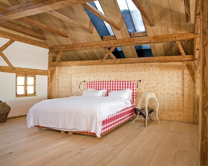 sovrum-chalet-stil-takfönster-ovanligt-sängbord-kontrollerat-sängkläder