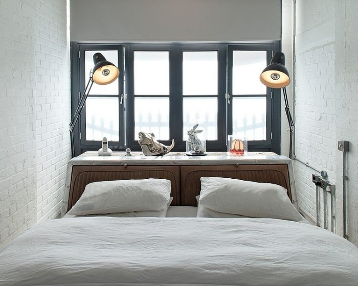 sovrum-säng-med-förvaringsutrymme-läsning-ljus-stå-lampor-industriella-tegel-väggar