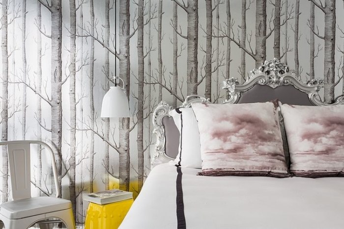 modernt-sov-område-inredning-design-säng-sänggavel-dekorerad-tapeter-skogsmotiv