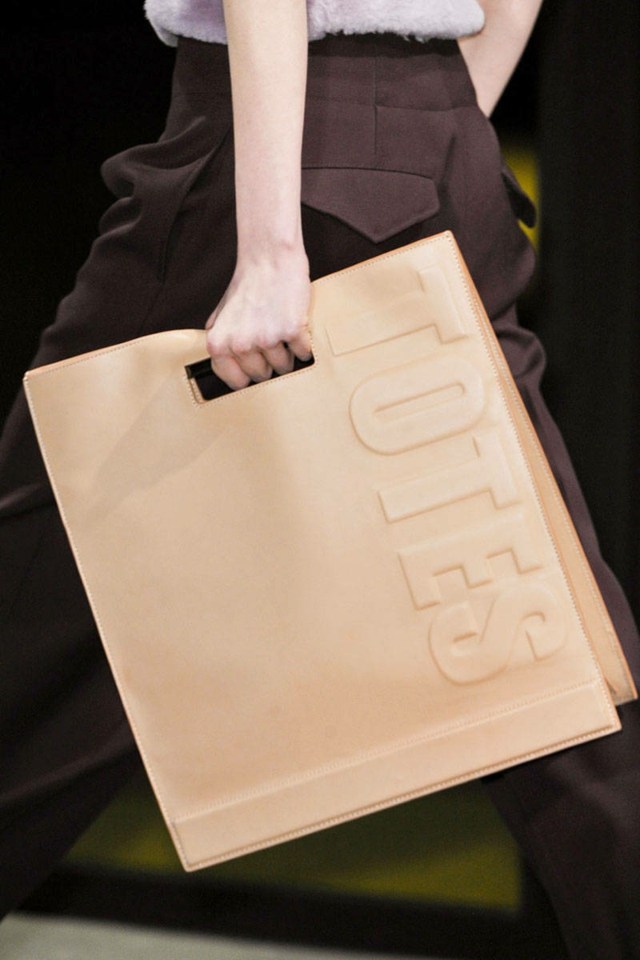 som-en-papperspåse-handväska-från-Phillip-Lim