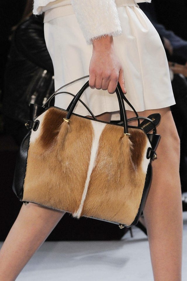 Nina Ricci handväska med pälsöverdrag