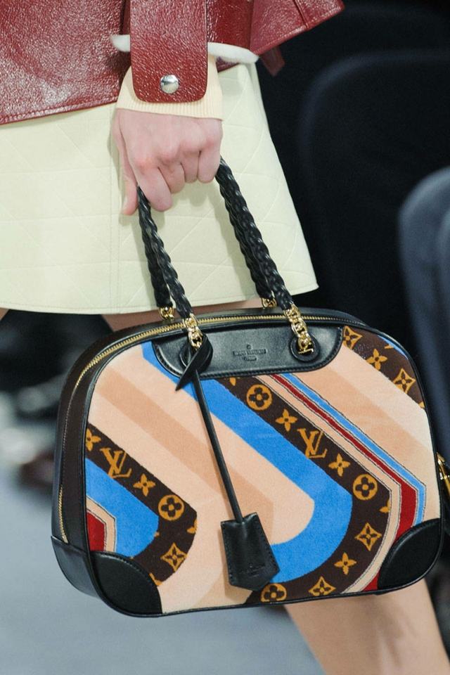 Louis-Vuitton-handväska-med-textil-tryck-i-beige-toner