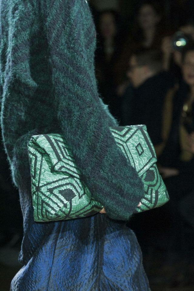 Handväska-med-flik-grön-med-textil-tryck