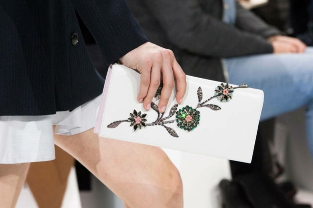 Kopplingshylsa-ficka-med-dekorerad-blomma-av-Dior