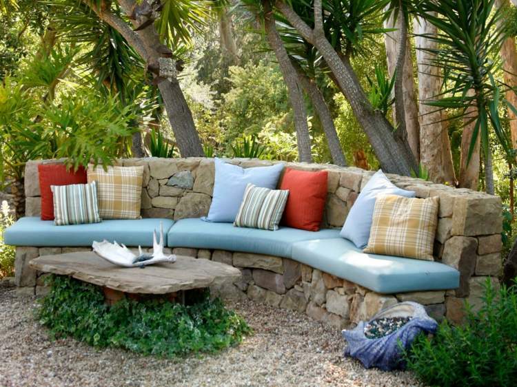 trädgård bänk design sten soffbord sittdyna ljusblå kuddar utomhus