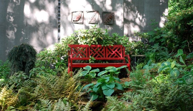 rödfärgade trädgårdsmöbler peppar upp originella idéer