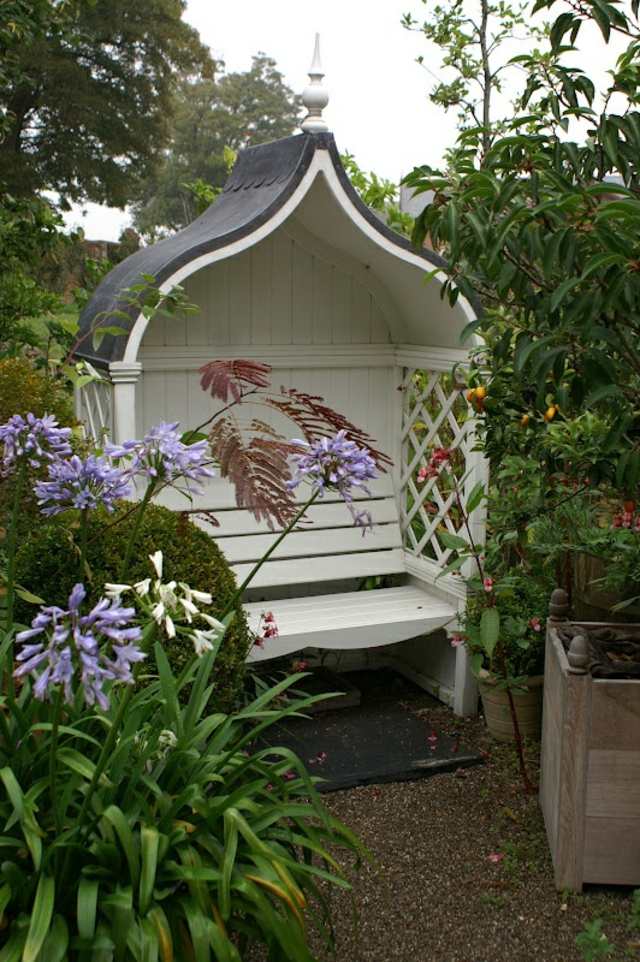 Skapa en bänk i en exotisk trädgård. Idéer för solskydd