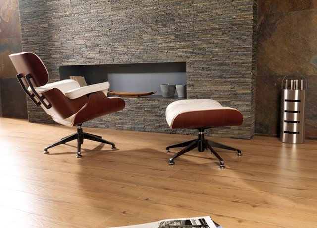 Porcelanosa laminatgolv stenväggbeklädnad slappna av fåtölj
