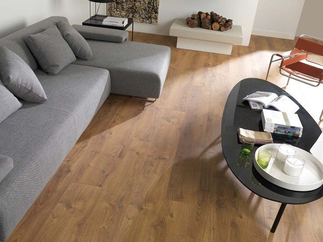 laminatidéer vardagsrum varmgrå soffa Porcelanosa