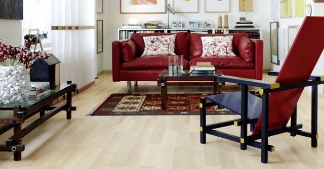idéer för laminat ljus design vardagsrum lädersoffa röd pergo