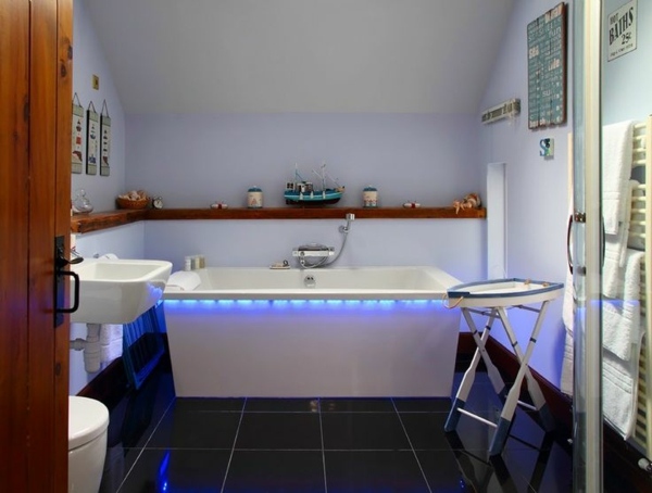 rustikt badrumsbadkar integrerad LED -belysning snygg