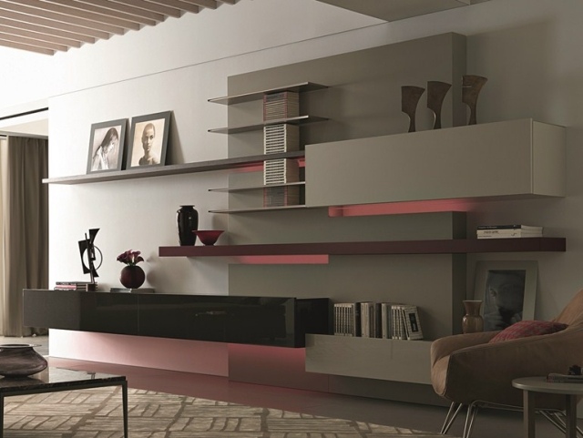 möbleringsidéer-vardagsrum-modern-vägg-enhet-rosa-led-remsor-Tao10-misuraemme