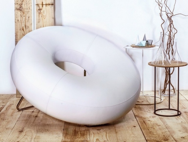 modernt vardagsrum-möbler-läder-fåtölj-vit-DONUTS-Nantavia