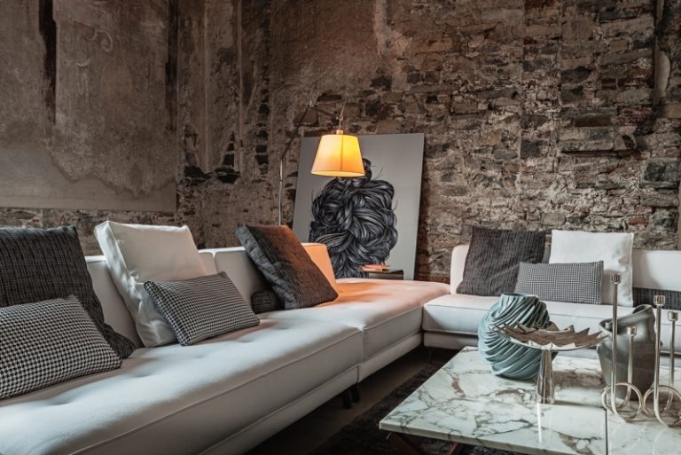 Inredningsidéer för vardagsrummet -soffa-marmor-soffbord-industriell design-grå-vit-svart läslampa-modern