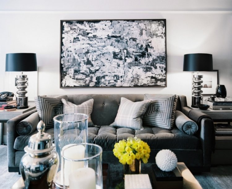 Inredningsidéer för vardagsrummet -grå-soffa-klädsel-sammet-kuddar-mönster-bild-expressionistisk-modern-bord-lapmen-soffbord-dekoration