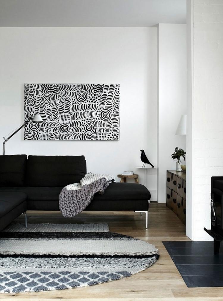 möbleringsidéer-vardagsrum-svart-vitt-soffa-bild-matta-stickad-fågel-figur-läsning-lampa-tak