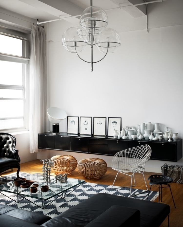 möbleringsidéer-vardagsrum-svart-vit-industriell design-mönster-skänk-vaser-ljuskrona-diamant-shair-bretoia-läder soffa