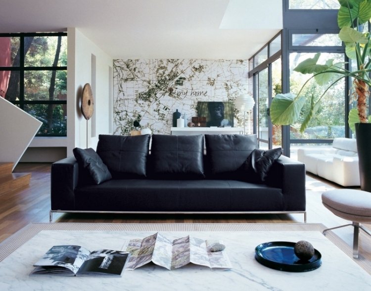 möbleridéer-vardagsrum-svart-vitt-läder soffa-marmor-soffbord-fototapet-glasvägg-växt