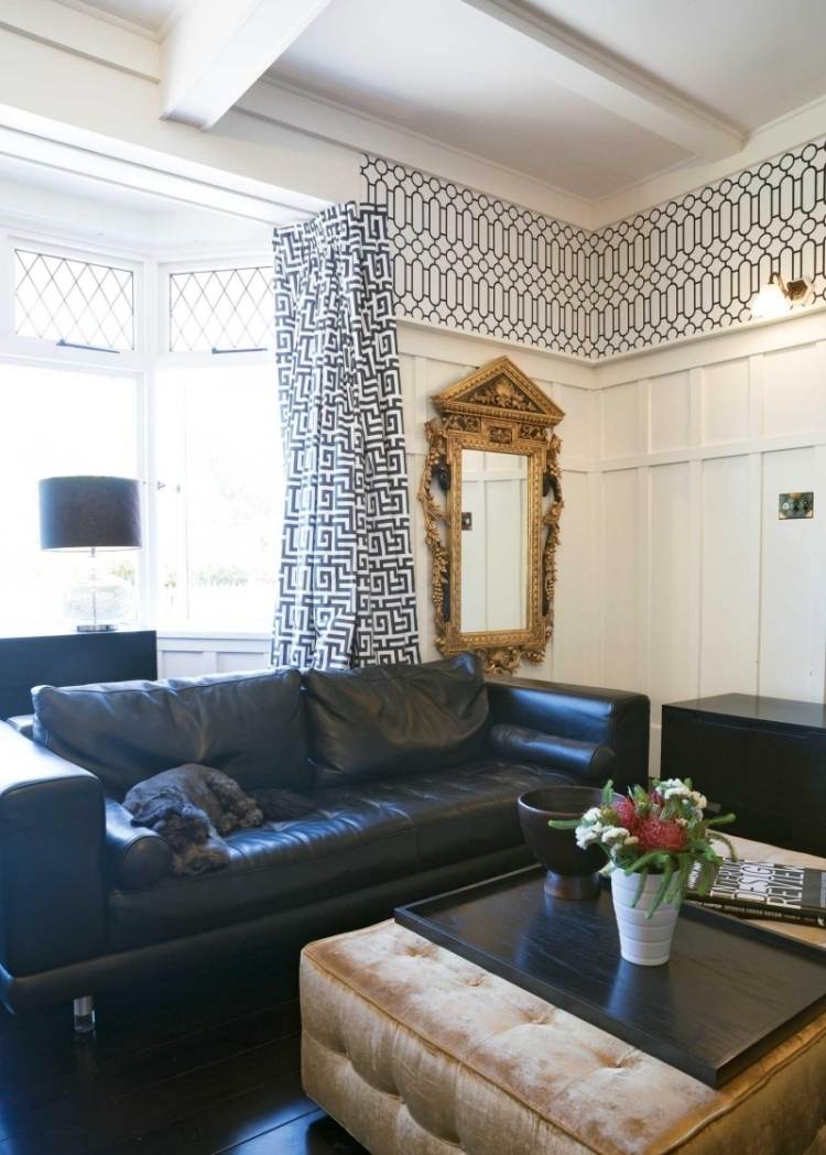möbleringsidéer-vardagsrum-svart-vitt-läder soffa-tapet-mönster-gardiner-spegel-guld-barock-pall-väggbeklädnad