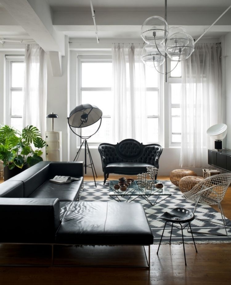 möbleringsidéer-vardagsrum-svart-vit-modern-matta-mönstrad-diamant-stol-växter-ljuskrona-fönster
