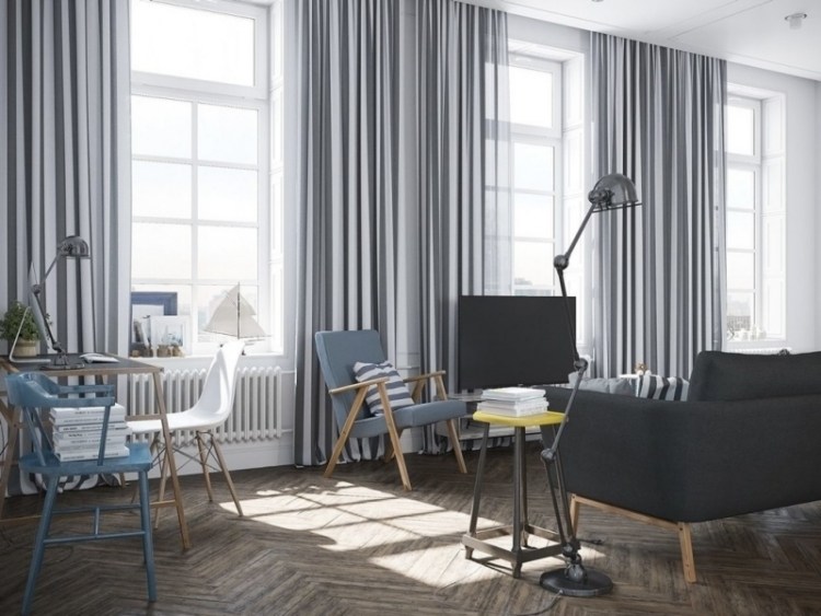 möbleringsidéer-vardagsrum-svart-vitt-parkettgolv-skandinaviska gardiner-ränder-fönster-stolar-fåtölj-soffläsningslampa