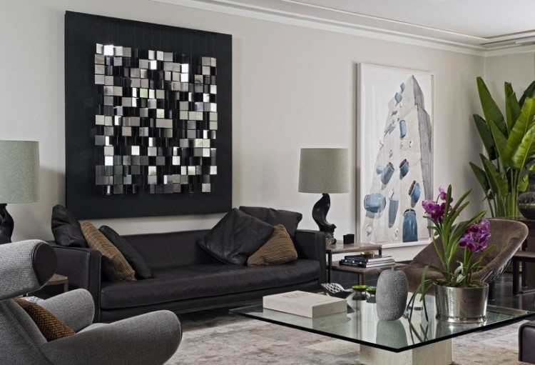 möbleringsidéer-vardagsrum-grå-soffa-svart-bild-rutor-konstverk-fåtöljer-klädsel-matta-soffbord-glas-väggfärg