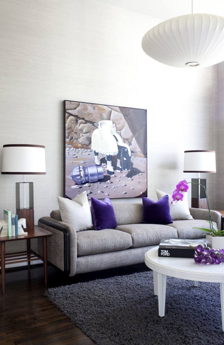 möbleringsidéer-vardagsrum-grå-soffmatta-soffbord-vit-rund-bild-surrealistisk-ljus-vit-vägg-måla-bordslampor-matta-mjuk