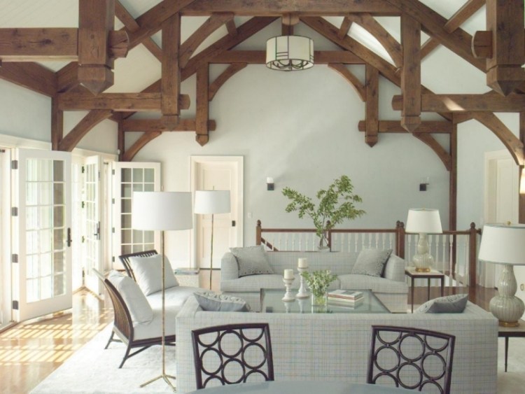 möbleringsidéer-vardagsrum-grått takräcke-trä-stoppade möbler-träram-deco-villa-fönster-vitt-solljus