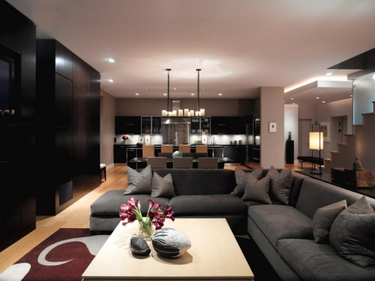 möbleringsidéer-vardagsrum-grå-mörk-väggbeklädnad-svart-soffbord-matta-bordo-mönster-öppet-kök-matplats